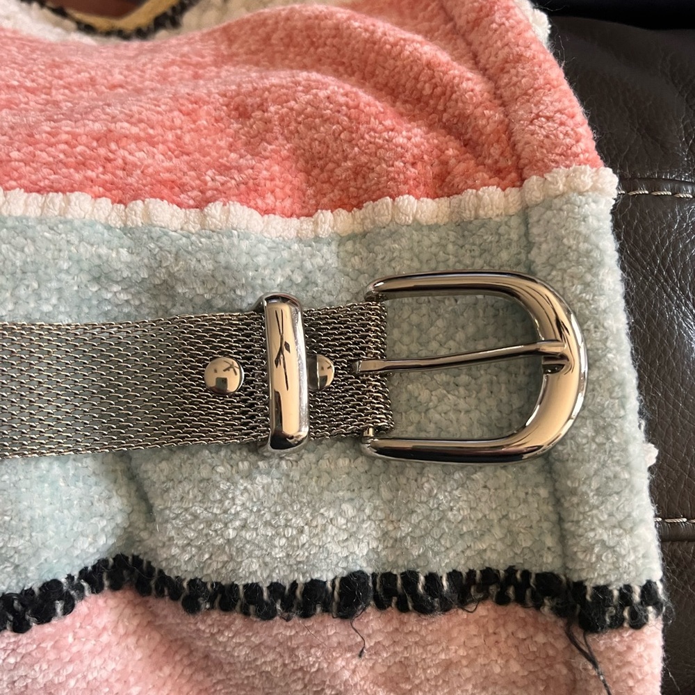 Silver metal belt.. never worn.. large